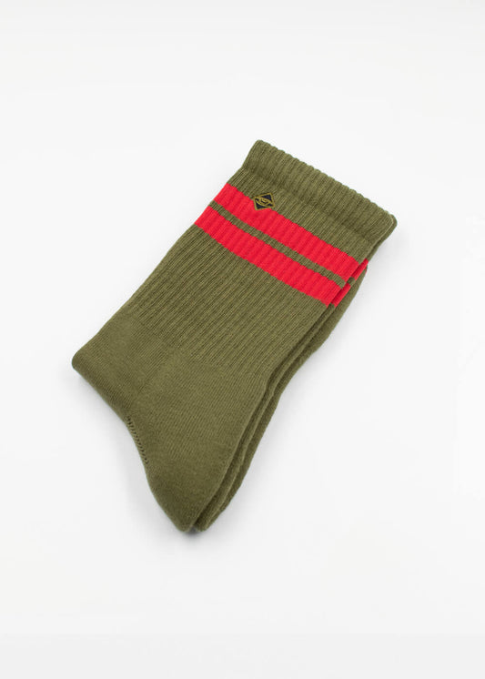 Ein Paar olivgrüne J.Clay Tennissocken mit einem auffälligen roten Streifen am oberen Ende, gerippt für Komfort und Stil, ordentlich gefaltet auf weißem Hintergrund.