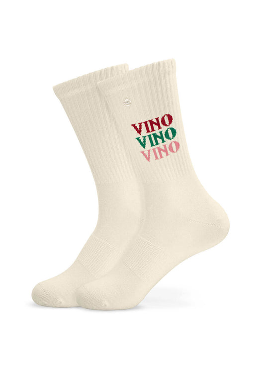 Ein Paar cremefarbene Tennissocken von J.Clay mit dem dreifach wiederholten Schriftzug "VINO" in Rot, GrĂĽn und Rosa auf der Seite, auf weiĂźem Hintergrund. - Tennissocken