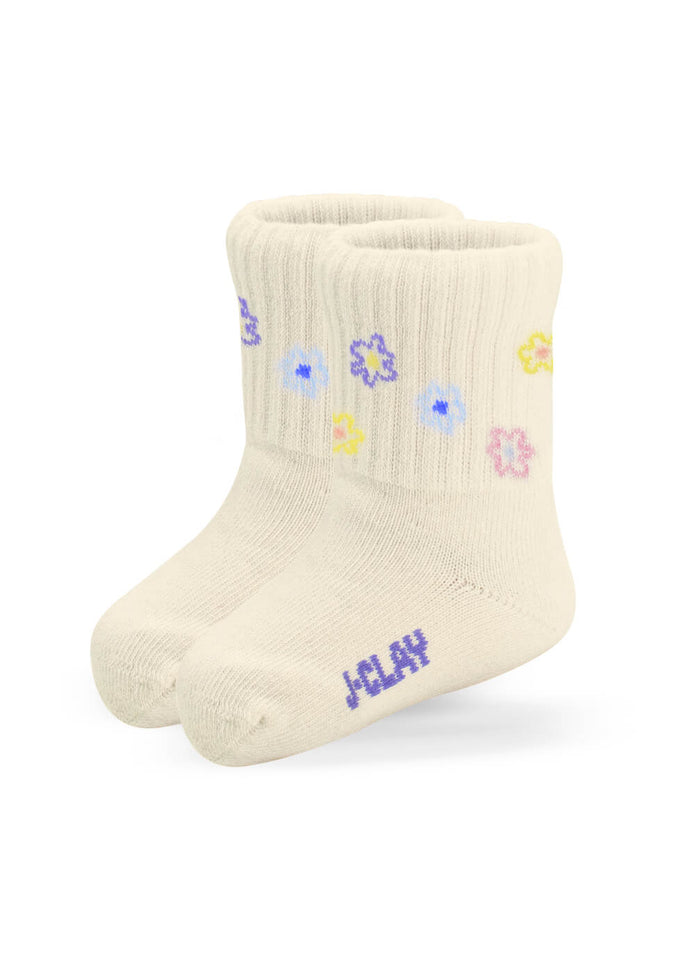 Cremefarbene, gerippte Socken von J.Clay mit pastellfarbenen Blumenmustern an den Bündchen und dem Schriftzug "J.Clay" in Lila auf der Sohle, die aufrecht vor einem weißen Hintergrund stehen.