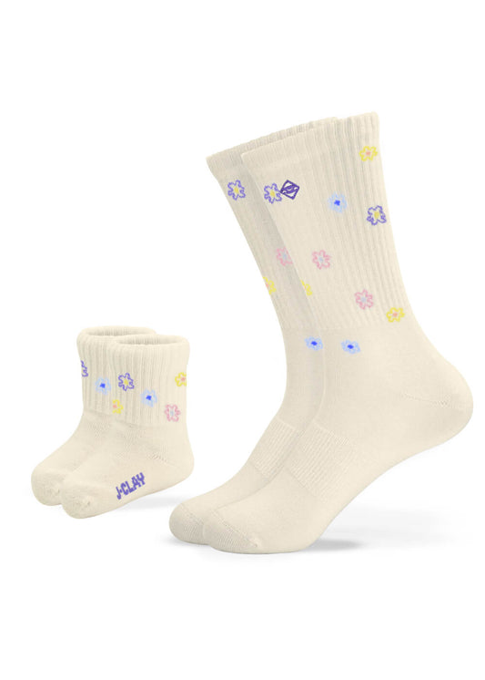 Zwei Paar cremefarbene J.Clay Mama Kind Socken - eine für Erwachsene, eine für Kinder - verziert mit pastellfarbenen Blumen in Gelb, Rosa, Blau und Lila. Perfekt für einen süßen Partnerlook!. - Mama Kind Packs