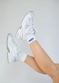 Zwei überkreuzte Beine in Ciao. - Sneaker Socken High von J.Clay - urban und lässig gestylt.