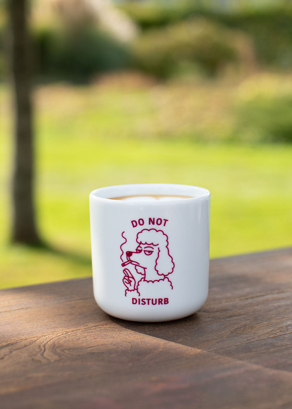 J.Clay „Do not Disturb“ – Tasse mit Comic-Figur, modernes Design auf einem Holztisch.