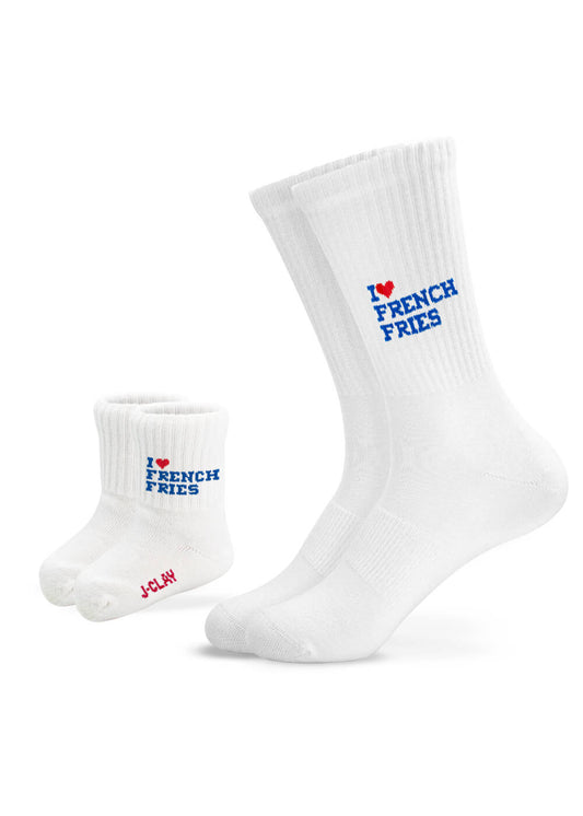 Das Mutter Kind Sockenset von J.Clay besteht aus zwei weißen Paaren - einem für Erwachsene und einem für Kinder. Auf jedem steht oben "I ♥ FRENCH FRIES"; das Kinderpaar hat "TINY" in Rot auf der Sohle - perfekt für Mini Me Momente. - Mama Kind Packs