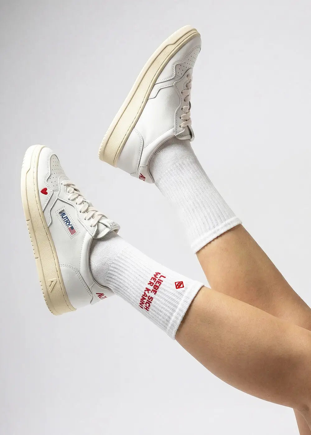 In weißen J.Clay Tennissocken "liebt sich wer kann" mit weißen Sneakers gestylt.