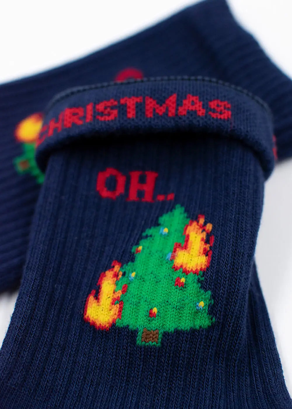 Marineblau OH.. Tannenbaum – Weihnachtssocken mit einem brennenden Baum und dem Schriftzug OH.. CHRISTMAS.