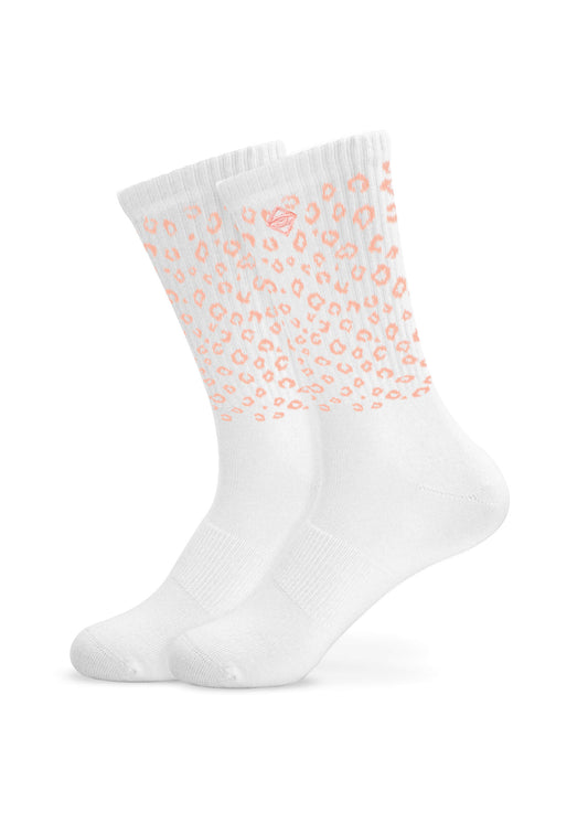 Ein Paar weiĂźe J.Clay Tennissocken mit einem rosafarbenen Leopardenmuster am Oberteil und in der Mitte, dargestellt auf einem schlichten weiĂźen Hintergrund. - Tennissocken