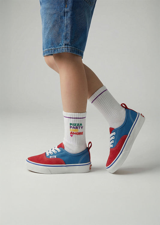 Kind in Jeansshorts, roten und blauen Turnschuhen und J.Clay Pizza Party - Kids Socken.