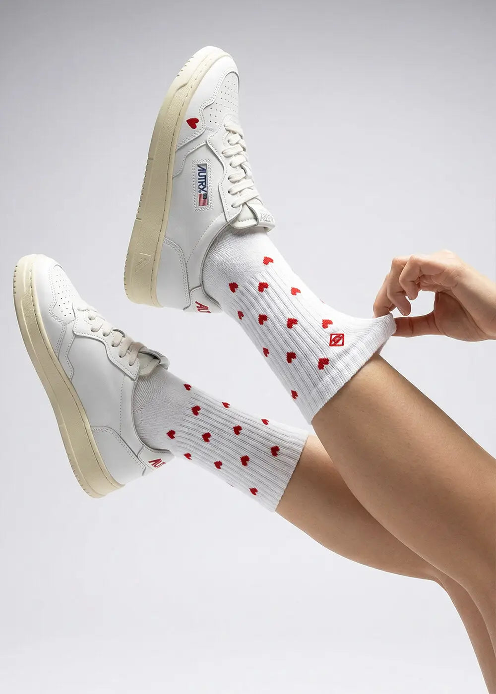 J.Clay Love Pack: weiße Sneakers mit roten Herzsocken - ein ideales Valentinstags- oder Geschenkset.