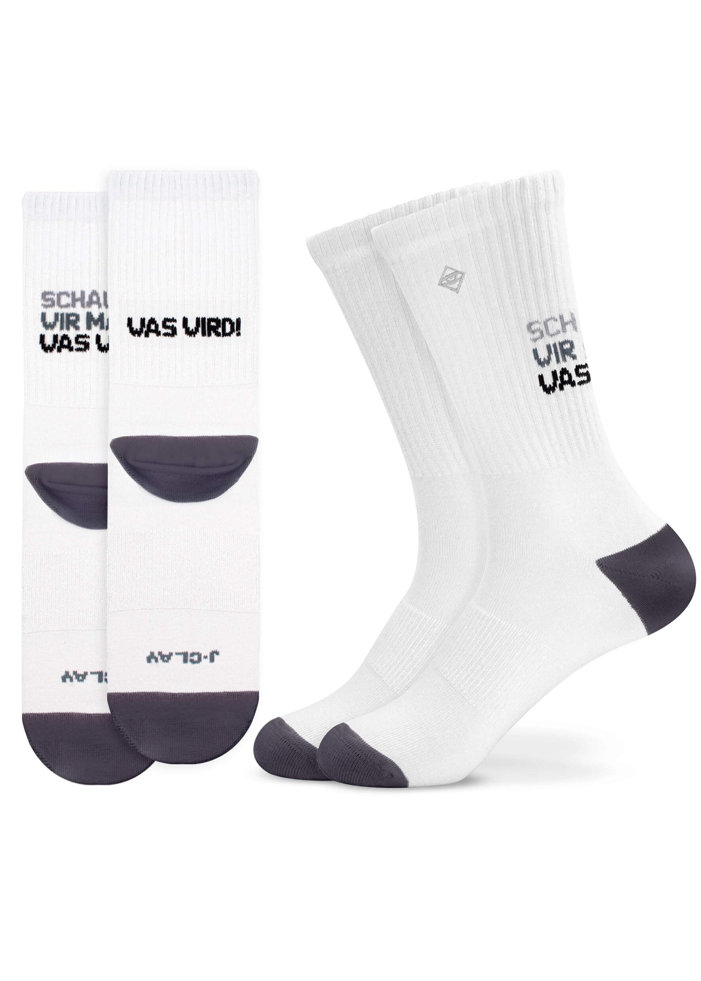 Zwei Paar weiße J.Clay Tennissocken mit schwarzem Text: das linke Paar liegt flach und zeigt "SCHAUN WIR MAL, WAS WIRD!" und J.Clay auf den Sohlen; das rechte Paar steht aufrecht und zeigt das Seitenprofil.