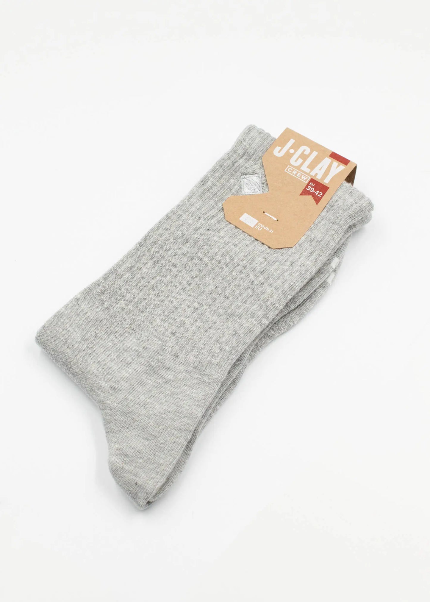 Ein Paar hellgraue gerippte J.Clay Tennissocken mit einem braunen Markenschild aus Pappe auf weißem Hintergrund.