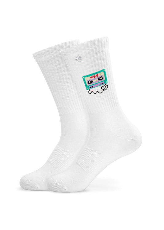 Ein Paar weiße J.Clay Tennissocken mit einem bunten gestickten Kassettenband in der Nähe der Oberseite, aufrecht nebeneinander auf einem weißen Hintergrund dargestellt. - Tennissocken