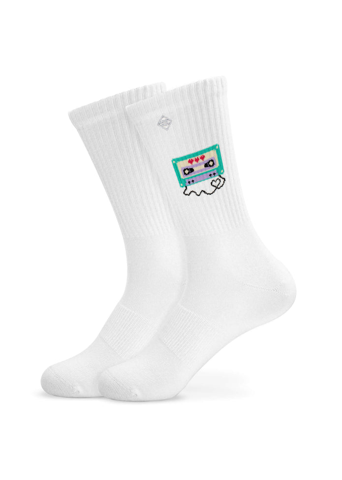 Ein Paar weiße J.Clay Tennissocken mit einem bunten gestickten Kassettenband in der Nähe der Oberseite, aufrecht nebeneinander auf einem weißen Hintergrund dargestellt.