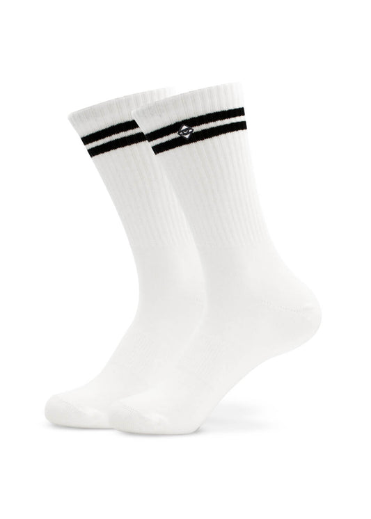 Ein Paar weiße J.Clay Tennissocken mit schwarzen Doppelstreifen im oberen Bereich und einem kleinen rautenförmigen Logo zwischen den Streifen auf einfarbig weißem Hintergrund.