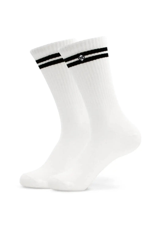 Ein Paar weiße J.Clay Tennissocken mit schwarzen Doppelstreifen im oberen Bereich und einem kleinen rautenförmigen Logo zwischen den Streifen auf einfarbig weißem Hintergrund.