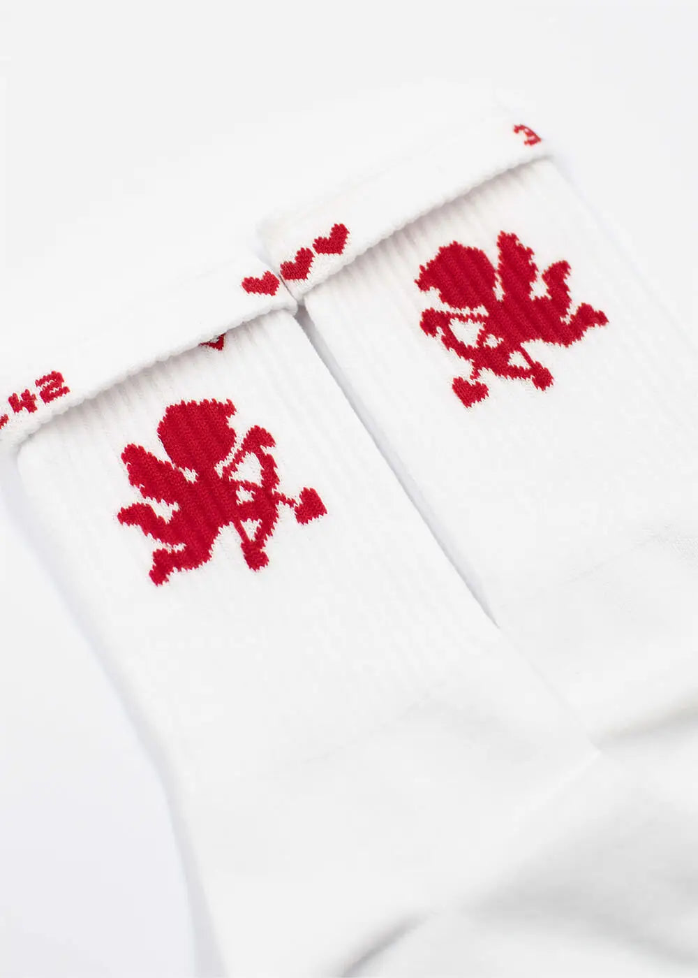 J.Clay Amor weiße Tennissocken mit roter Amorette und Herzen an der Spitze.