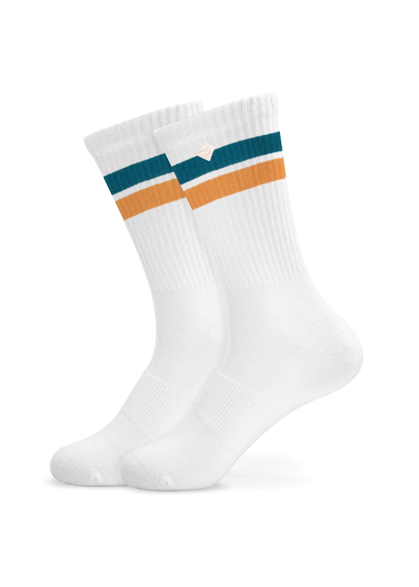 Ein Paar weiße J.Clay Tennissocken mit blaugrünen und orangefarbenen Streifen im oberen Bereich, die nebeneinander auf einem schlichten weißen Hintergrund abgebildet sind.
