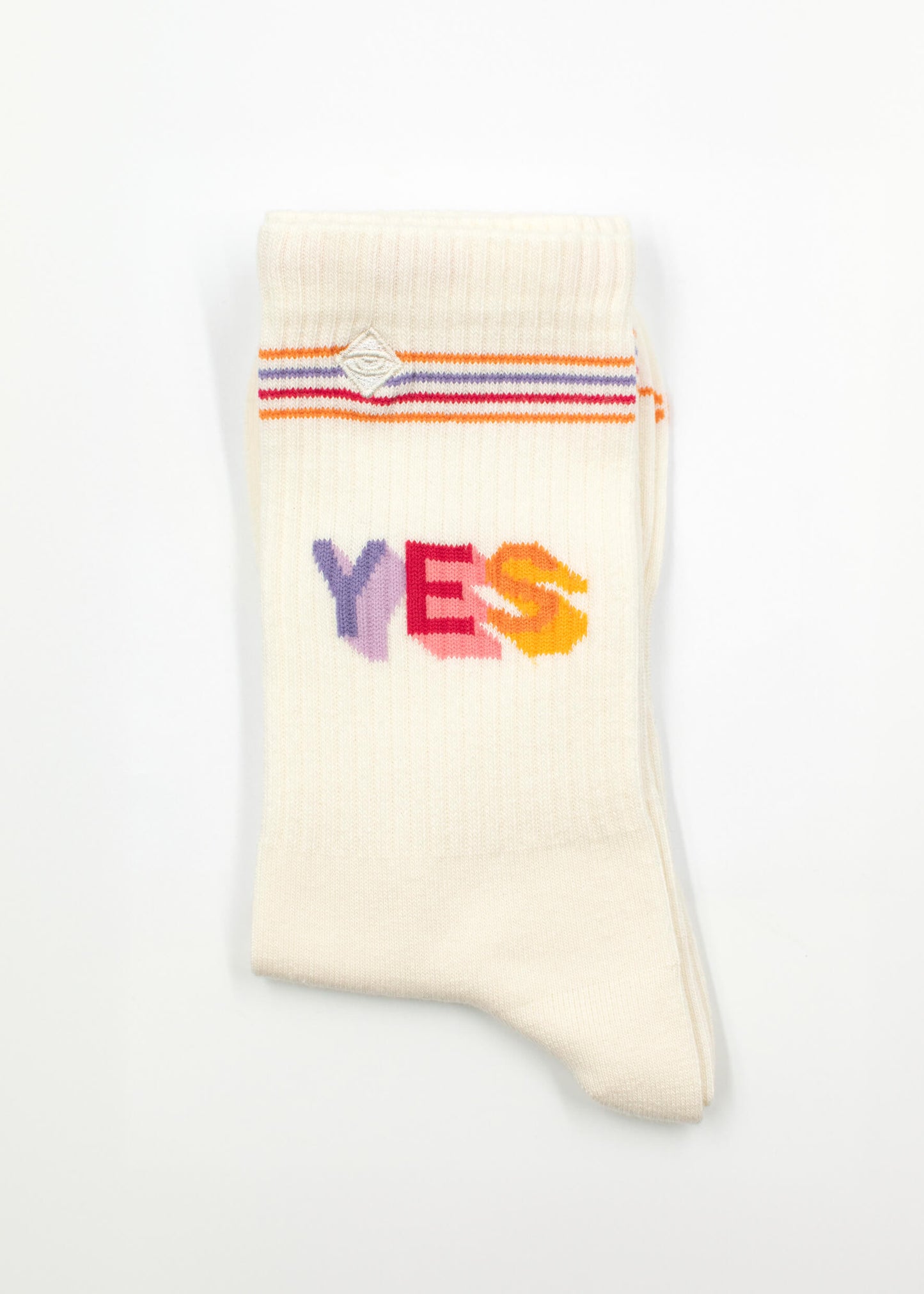Ein Paar weiße J.Clay Tennissocken mit bunten Streifen am oberen Rand und dem Wort YES in lila, roten und gelben Buchstaben an der Seite.