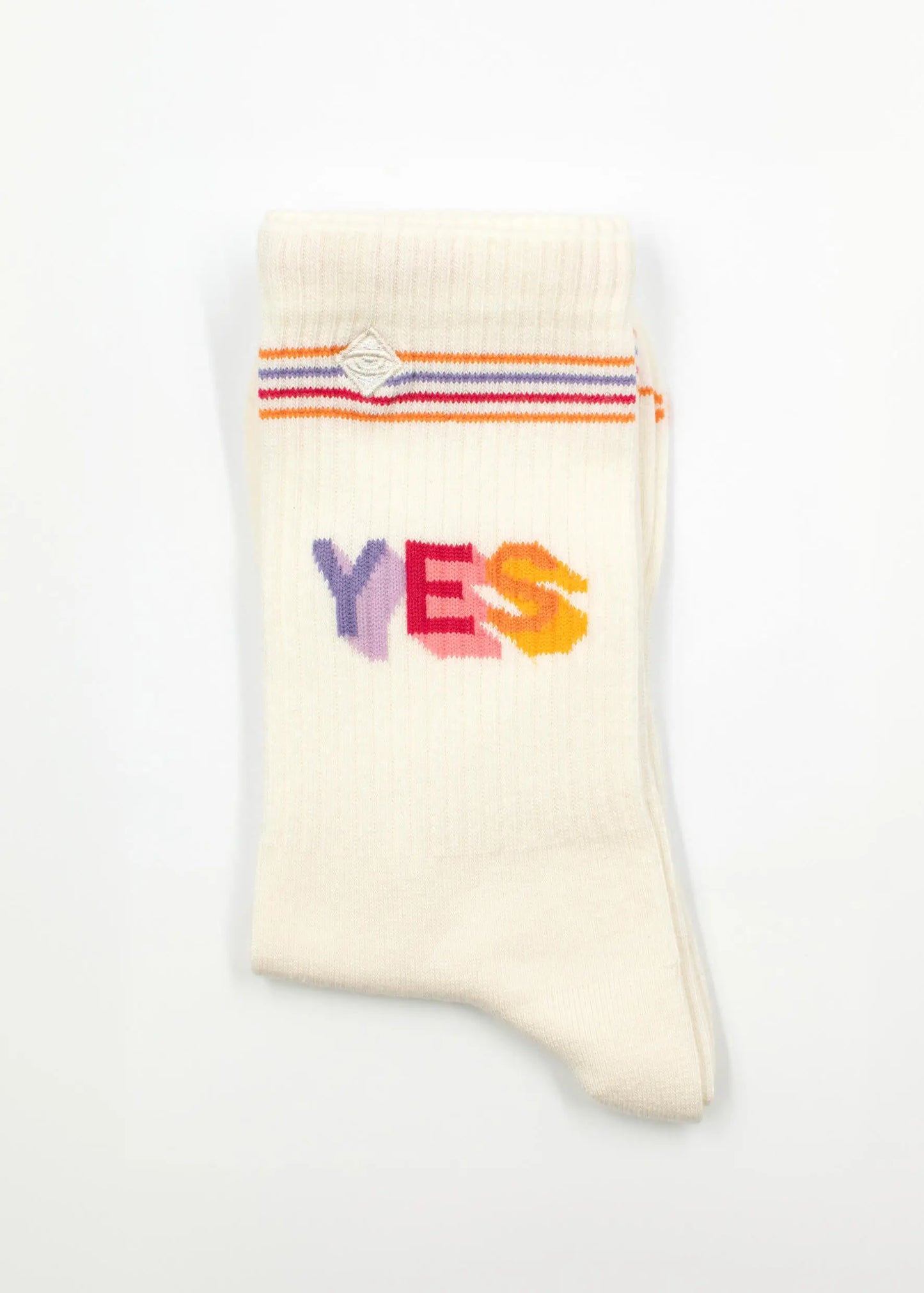 Ein Paar weiße J.Clay Tennissocken mit bunten Streifen am oberen Rand und dem Wort YES in lila, roten und gelben Buchstaben an der Seite.