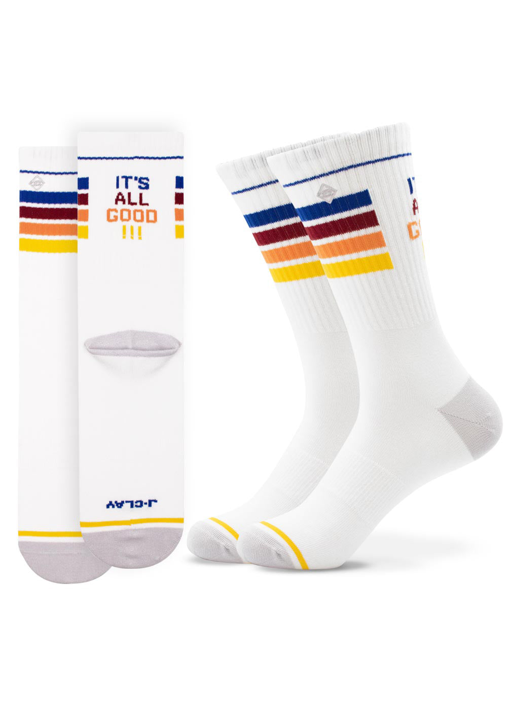 Weiße J.Clay Tennissocken mit roten, blauen, gelben und orangefarbenen Streifen am oberen Rand und dem Aufdruck "ITS ALL GOOD". Gezeigt sowohl flach und aufrecht getragen.