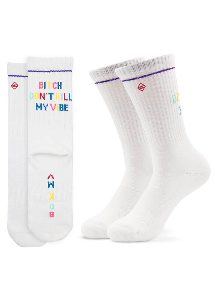 Die weißen Tennissocken von J.Clay haben eine gerippte Textur und einen leuchtenden "Bitch Don't Kill My Vibe"-Schriftzug, der vertikal an der Seite verläuft. Es werden zwei flache und zwei aufrechte Socken gezeigt, die das gewagte Design zur Schau stellen.