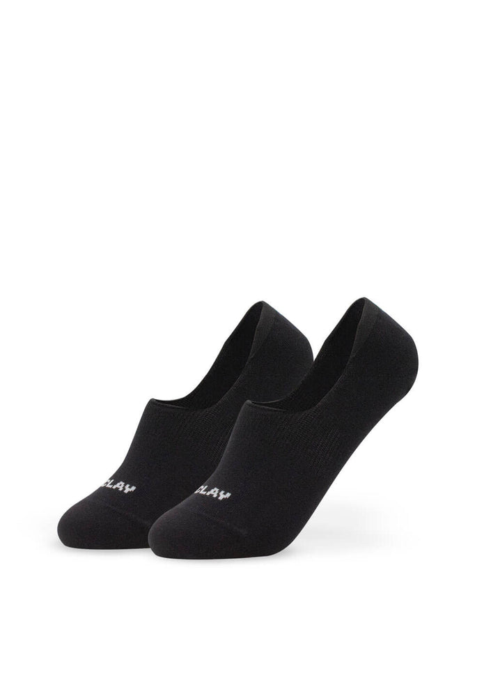Ein Paar schwarze J.Clay unsichtbare Füßlinge mit tiefem Ausschnitt, minimalistischem Look und kleinem weißen Logo im Zehenbereich sind auf weißem Hintergrund abgebildet. Diese rutschfesten Socken sorgen dafür, dass sie an ihrem Platz bleiben.