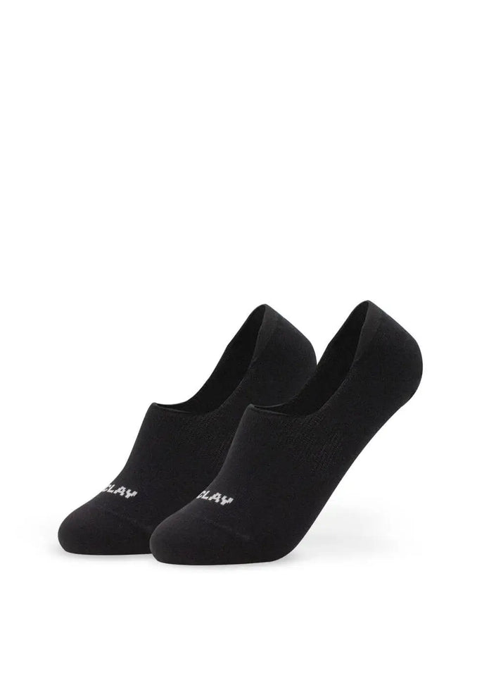 Ein Paar schwarze J.Clay unsichtbare Füßlinge mit tiefem Ausschnitt, minimalistischem Look und kleinem weißen Logo im Zehenbereich sind auf weißem Hintergrund abgebildet. Diese rutschfesten Socken sorgen dafür, dass sie an ihrem Platz bleiben.