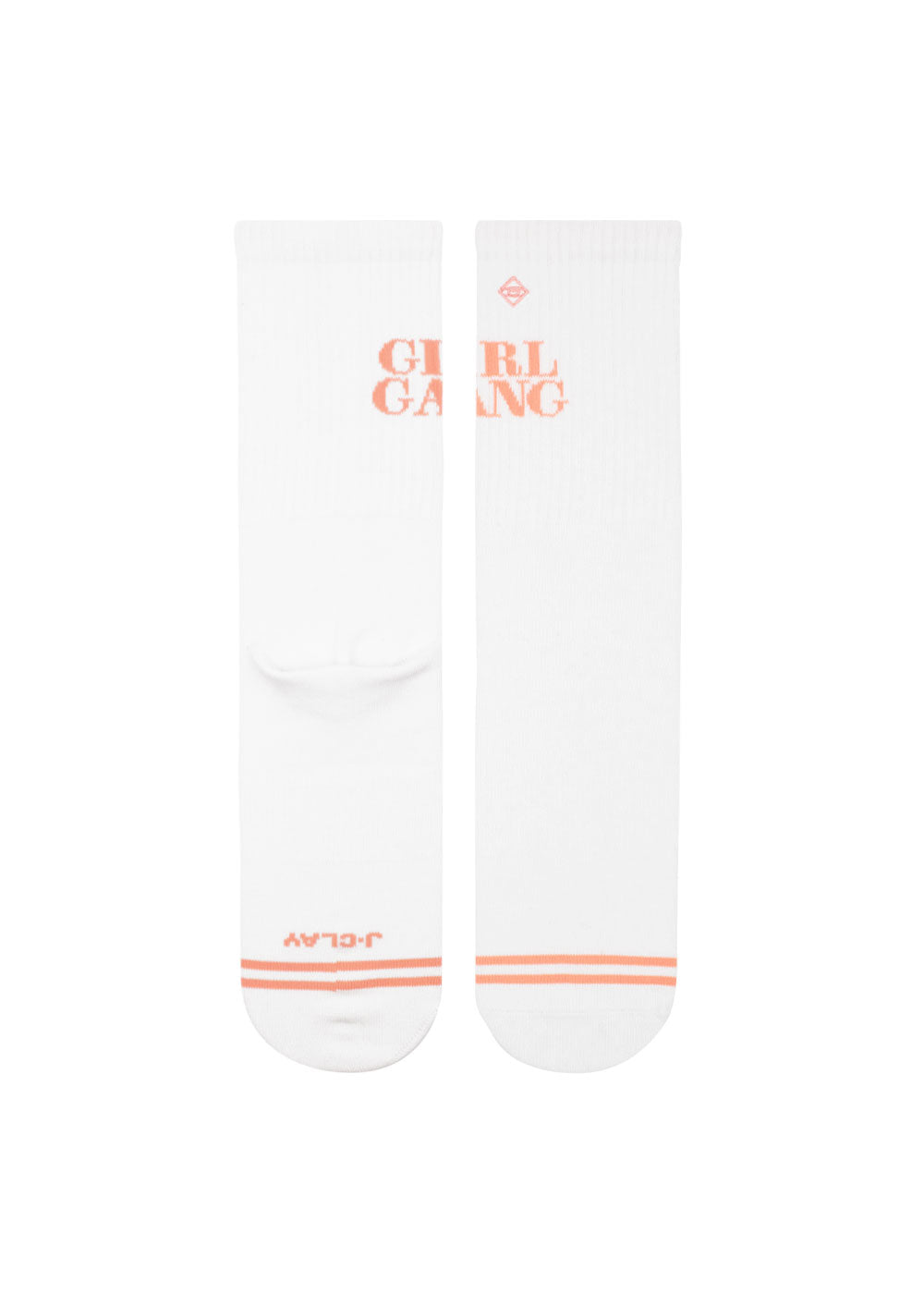 Ein Paar weiße J.Clay Tennissocken mit der Aufschrift "GIRL GANG" in Rosa auf der Vorderseite, zwei rosa Streifen in der Nähe der Zehen und einem zusätzlichen, auf dem Kopf stehenden rosa Text an den Zehen.