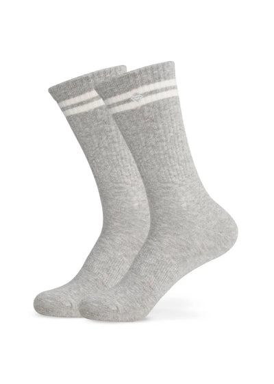Ein Paar hellgraue Tennissocken von J.Clay mit weißen Doppelstreifen am oberen Rand auf weißem Hintergrund.