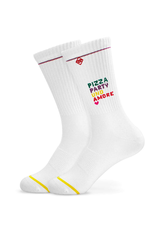 Zwei weiße J.Clay Tennissocken mit roten und gelben Zehenstreifen zeigen "PIZZA PARTY UNO & MORE" in roter und grüner Schrift sowie eine kleine rote Würfelgrafik in der Nähe des oberen Bündchens. - Tennissocken