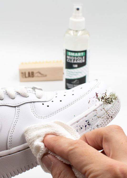 Weiße Sneaker richtig saubermachen