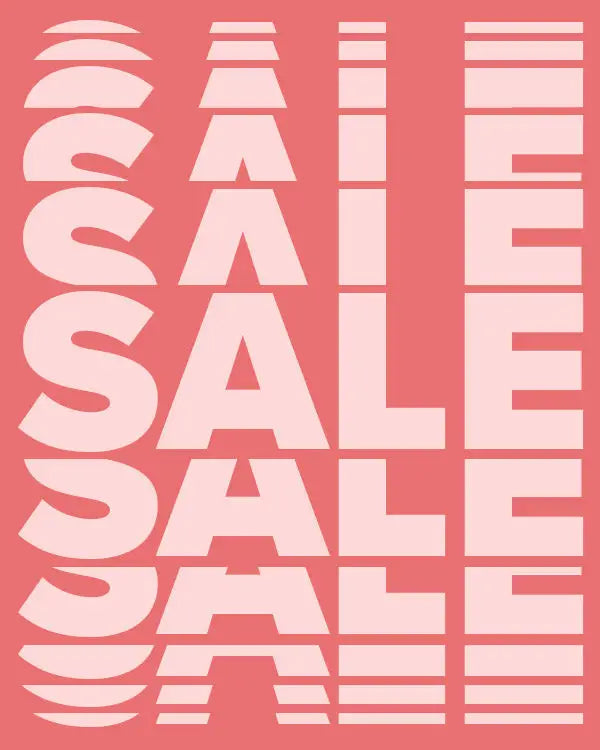 Rosa Grafik mit dem Wort SALE, das in fünf Spalten wiederholt wird. Jede Spalte verzerrt den Text unterschiedlich, von gedehnt und gestaucht bis hin zu fetten Standardbuchstaben, alles in Hellrosa auf rosa Hintergrund.
