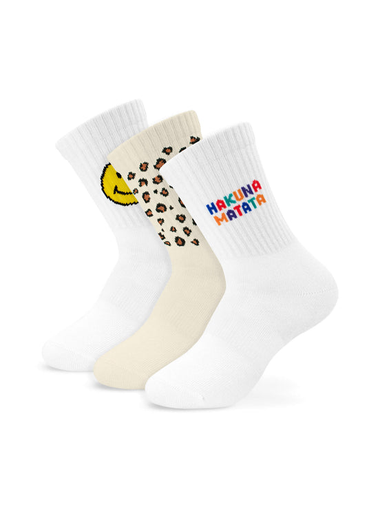 J.Clay bietet ein 3er-Pack Socken für Kinder ab 5 Jahren an: eine weiße Socke mit einem gelben Smiley, eine beigefarbene Socke mit Leopardenmuster und eine weiße Socke mit dem bunten Schriftzug "HAKUNA MATATA".
