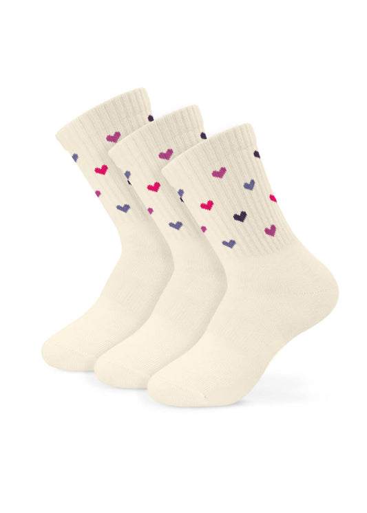 Drei Paar cremefarbene Kindersocken von J.Clay (ab 5 Jahren) mit gerippten Oberteilen, auf denen kleine lila, rosa und rote Herzen gleichmäßig über den Stoff verstreut sind.