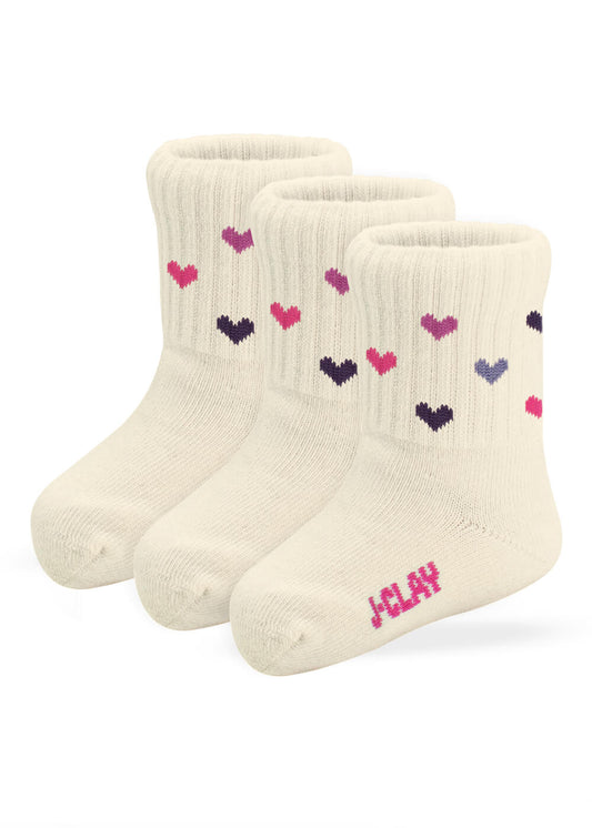Drei Paar cremefarbene J.Clay-Babysocken (0-4 Jahre) mit Rippbündchen, kleinen rosa, lila und schwarzen Herzen und dem Aufdruck "JCLAY" in rosa auf der Sohle.