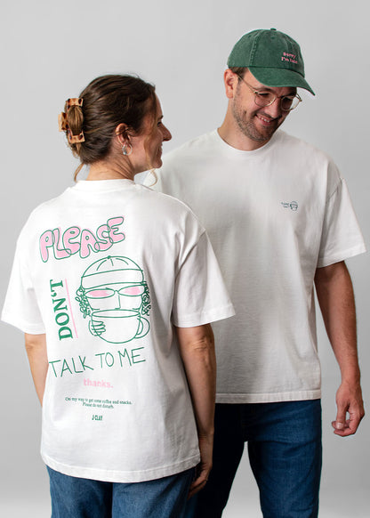 Zwei „Please Don’t“-T-Shirts von J.Clay in Unisex-Ausführung; eines davon zeigt den Aufdruck auf der Rückseite.