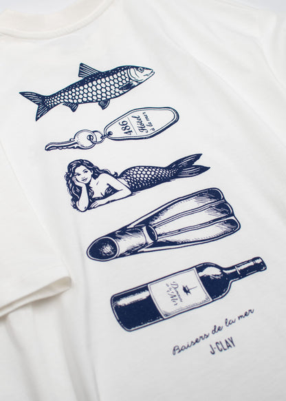 J.Clay Ocean Kiss Unisex-T-Shirt: lockere Passform, weiß, blauer Fisch, Meerjungfrau und Text auf Französisch.