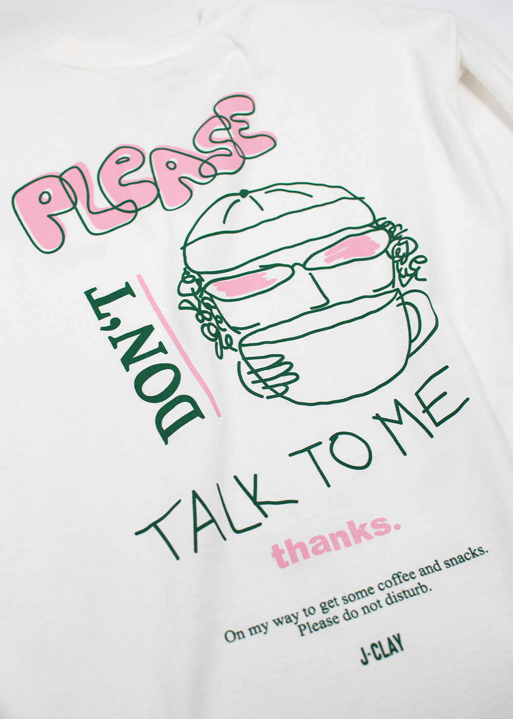 J.Clay „Please Don’t“ – T-Shirt: Unisex-T-Shirt in Oversize-Passform mit Kritzelei und dem Schriftzug „PLEASE DONT TALK TO ME“.