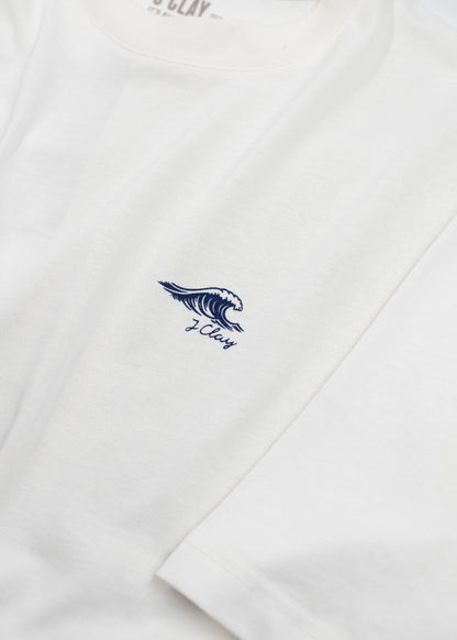 J.Clay „Ocean Kiss“-T-Shirt, weiß mit kleiner blauer Welle und Logo auf der Brust.