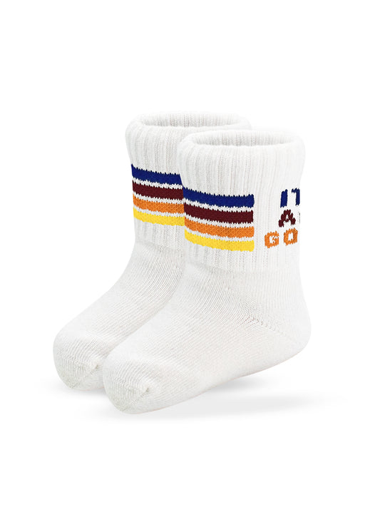 Die weißen Socken von J.Clay für Kleinkinder haben blaue, braune, orangefarbene und gelbe Streifen an den Bündchen und zeigen das Wort GOOD in bunten Buchstaben an den Seiten. - Produkte