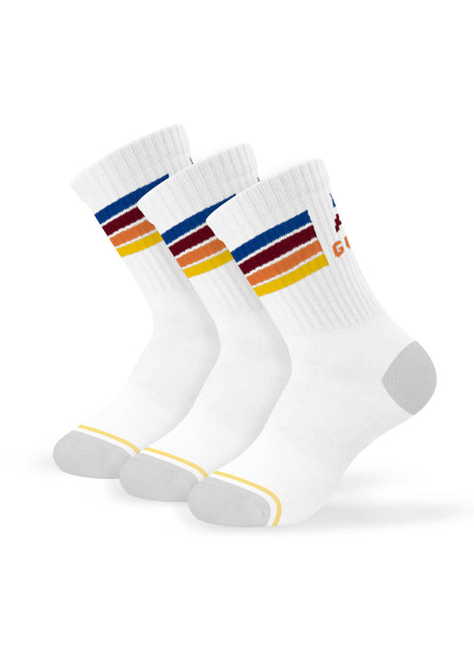 Drei Paar J.Clay Kinder Tennissocken in Weiß mit grauen Zehen und Fersen, mit kräftigen blauen, roten, orangen und gelben Streifen im oberen Bereich und einem gelben Streifen an der Spitze. Perfekt als Kindersocken ab 5 Jahren.