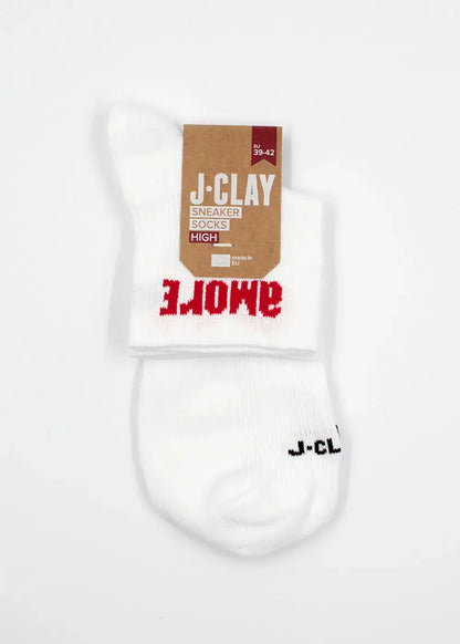 Ein Paar Amore - Sneaker Socken High von J.Clay mit rotem  schwarzem Text, in Verpackung.