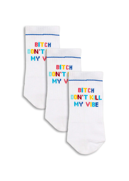 Drei Paar weiße J.Clay Tennissocken mit einem dünnen blauen Streifen an der Spitze, die jeweils "Bitch Dont Kill My Vibe" in fetten, bunten Buchstaben zeigen, ordentlich nebeneinander auf einem weißen Hintergrund angeordnet.