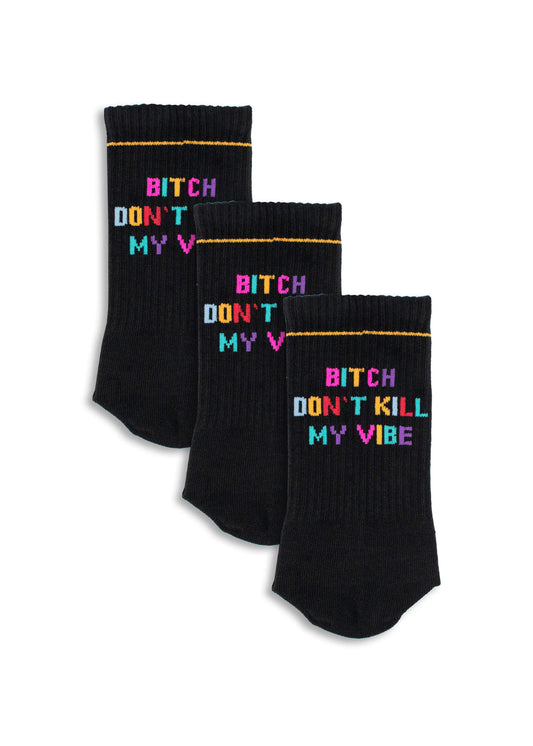 Drei Paar schwarze J.Clay Tennissocken: zwei mit "Bitch Don't My V" und eine mit "Bitch Don't Kill My Vibe" in buntem Text. Alle verfügen über einen dünnen gelben Streifen in der Nähe der Oberseite für einen sportlichen Touch.