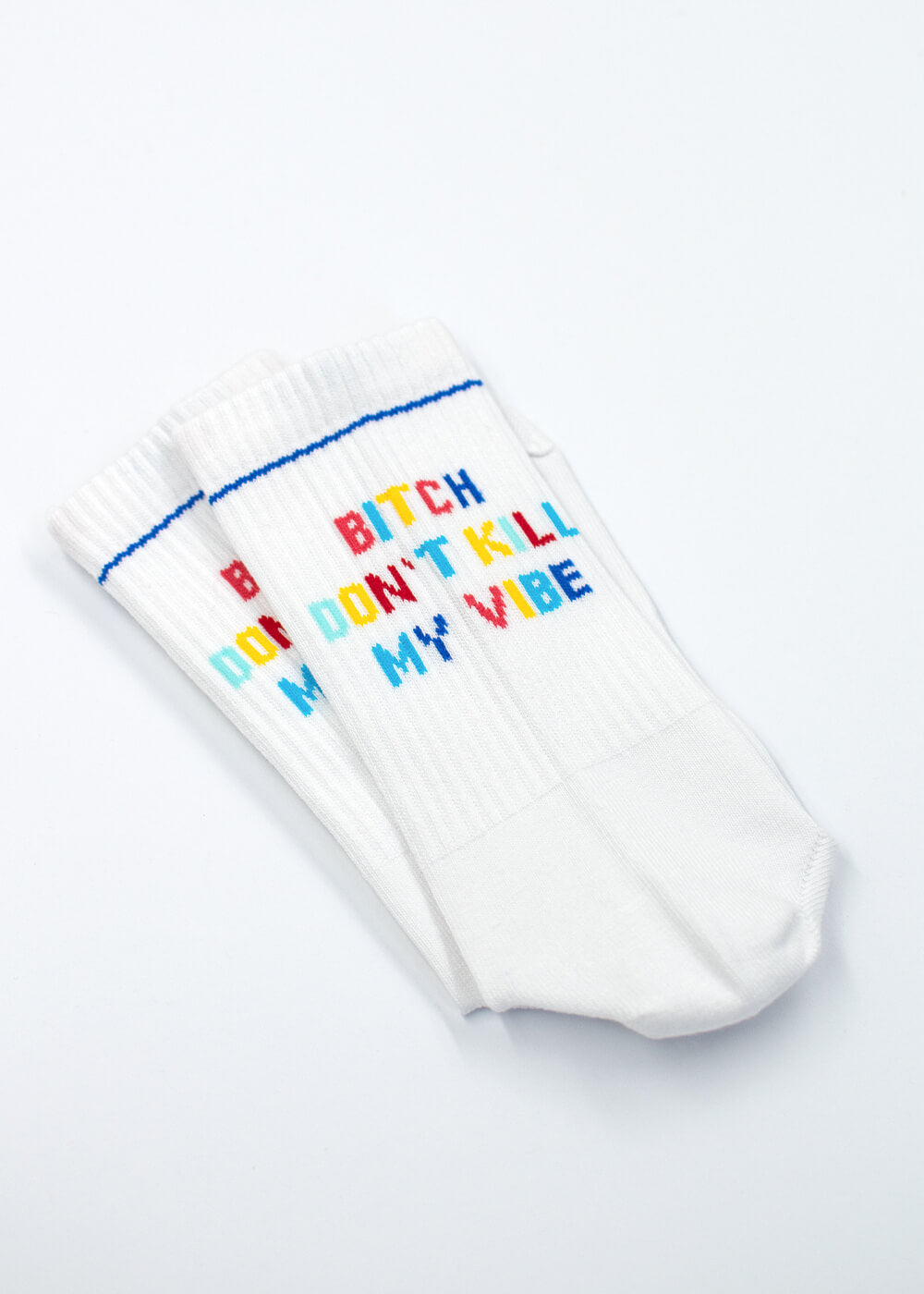 Weiße Sneakersocken von J.Clay mit der Aufschrift "Bitch don't kill my vibe" in bunten Buchstaben.