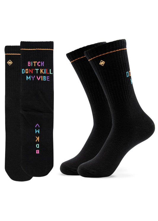 Ein Paar schwarze J.Clay Tennissocken mit buntem "Bitch Dont Kill My Vibe"-Text an der Seite und vertikal an der Sohle sowie einem orangefarbenen aufgenähten Detail in der Nähe des oberen Randes.