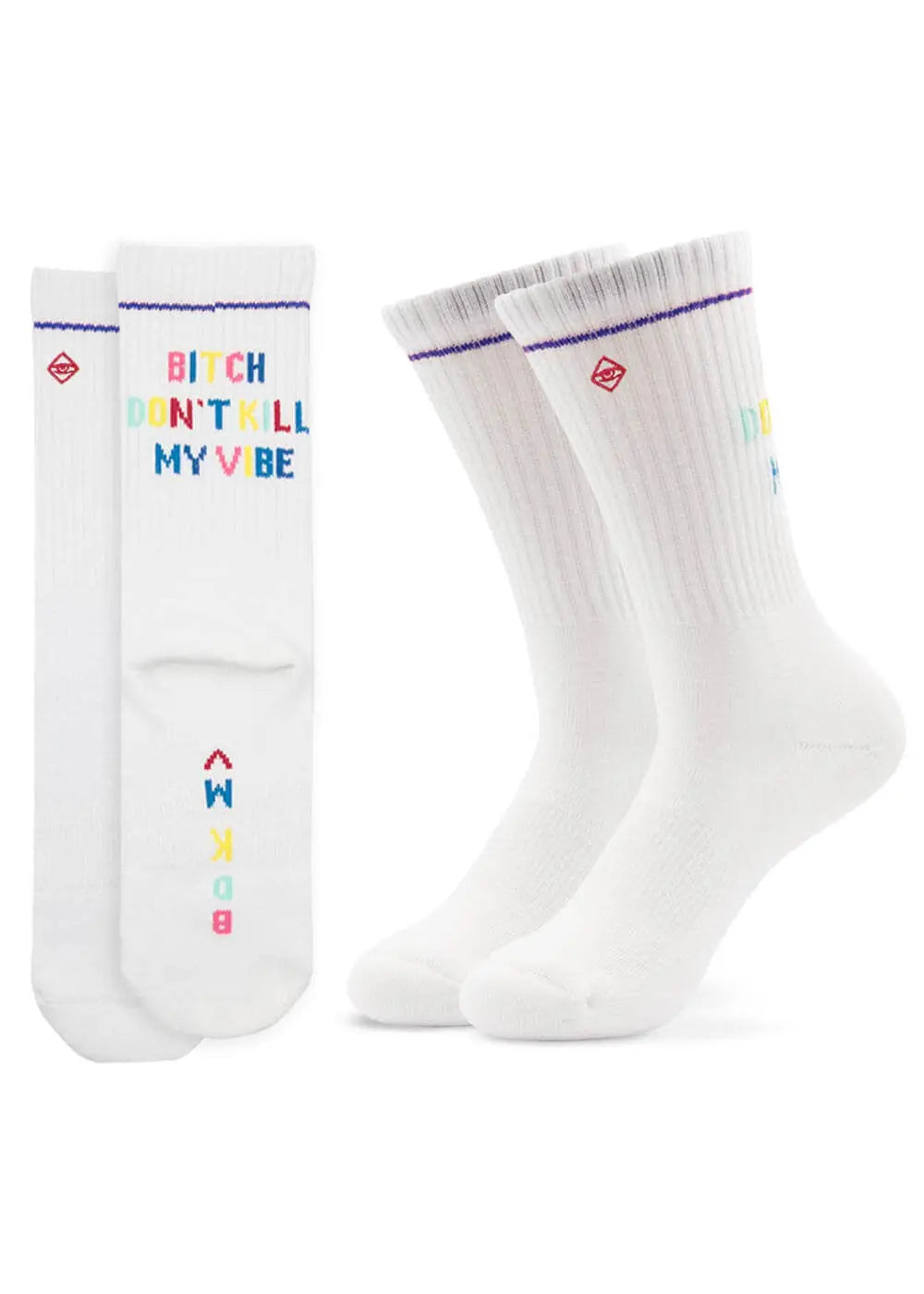 J.Clay Bestseller Pack Seven: weiße Rundsocken mit buntem "Bitch Don't Kill My Vibe"-Text.