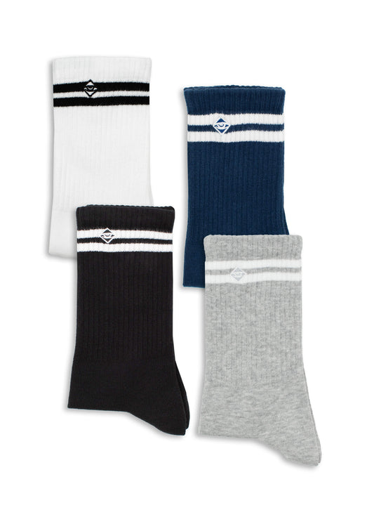 Vier Paar gerippte Tennissocken von J.Clay in den Farben Weiß, Marineblau, Schwarz und Grau, jeweils mit zwei horizontalen Streifen und einem kleinen J.Clay-Logo unter den Streifen am oberen Ende.