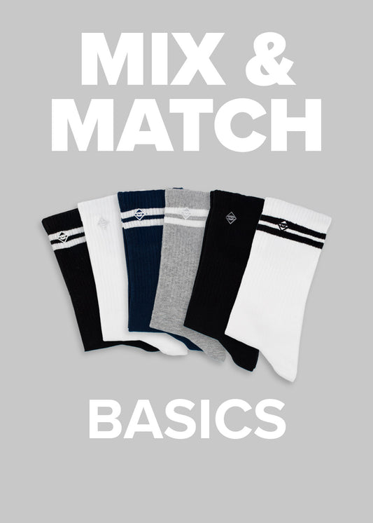 Sechs Paar MIX  MATCH – Basic-Tennissocken in Schwarz, Weiß, Grau und Marineblau lagen fächerförmig ausgebreitet.