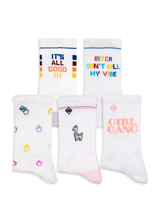 Fünf Paar bunte, gemusterte J.Clay Tennissocken sind abgebildet, mit ITS ALL GOOD, Bitch Don't Kill My Vibe, kleinen bunten Händen, einem lila Lama und GIRL GANG in orangefarbener Schrift.