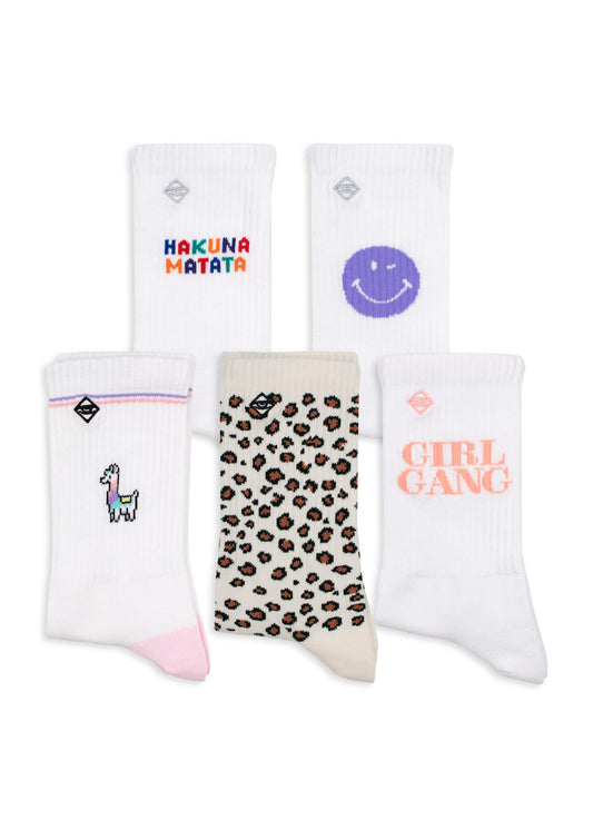 Fünf bunte Tennissocken von J.Clay, die aufrecht stehen: eine mit dem Text HAKUNA MATATA, eine mit einem lila Smiley, eine mit einem kleinen Lama, eine mit Leopardenmuster und ein pfirsichfarbenes Paar mit dem Text GIRL GANG. - Tennissocken